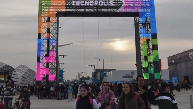 imagen Una visión crítica sobre los estereotipos de mujeres jóvenes 