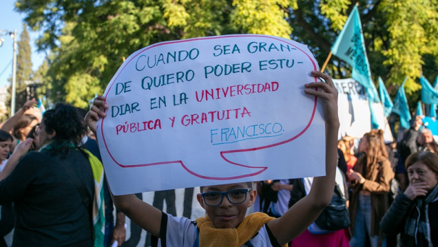 imagen Una marcha multitudinaria en defensa de la educación pública