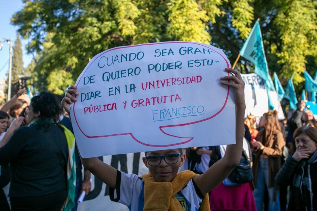 imagen Una marcha multitudinaria en defensa de la educación pública