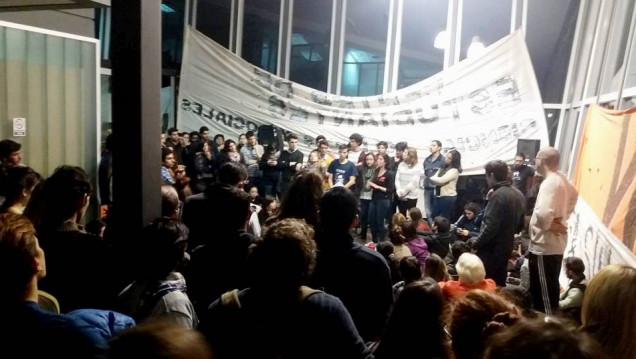 imagen Manifestación de estudiantes de la UNCUYO en el edificio del Rectorado