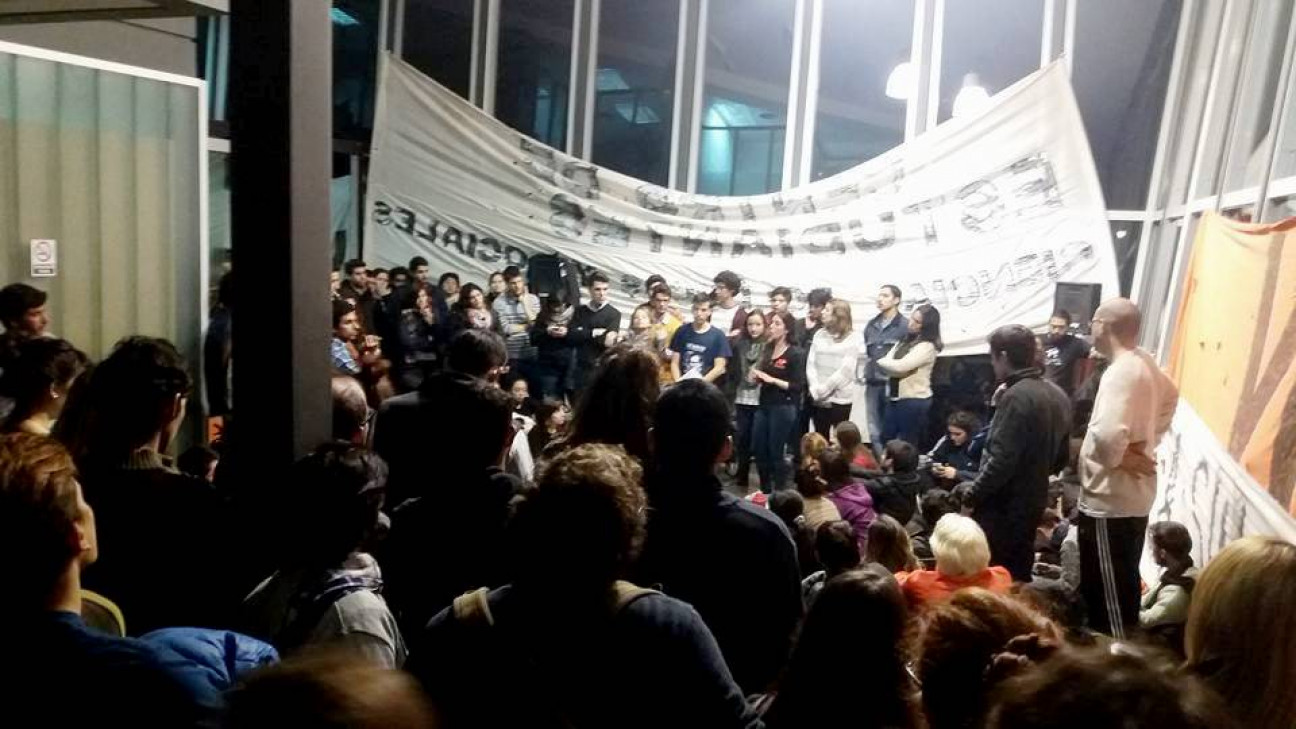 imagen Manifestación de estudiantes de la UNCUYO en el edificio del Rectorado