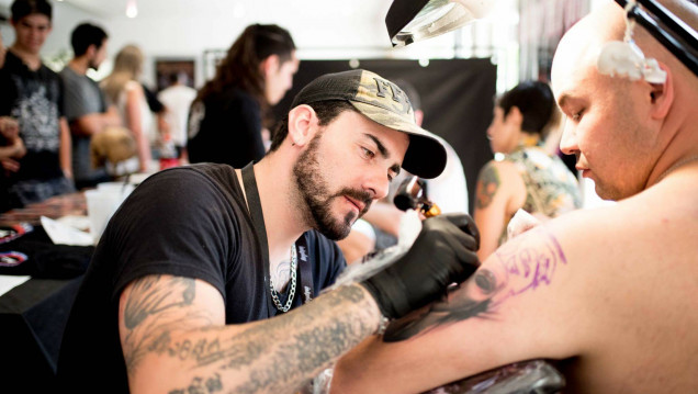 imagen Hace tatuajes para tapar marcas de violencia de género