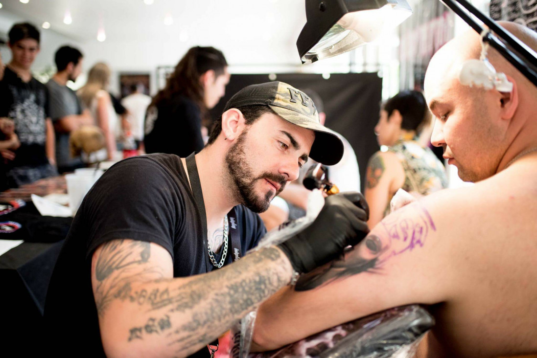 imagen Hace tatuajes para tapar marcas de violencia de género