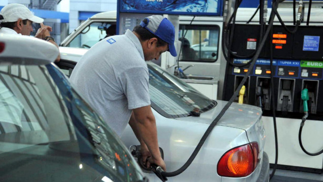 imagen Luego del dólar, le llega el turno a la suba de combustibles