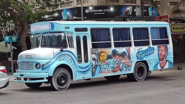 imagen La Scaloneta nació en Mendoza: la historia del viejo colectivo que se pintó aquí para alentar a la Selección