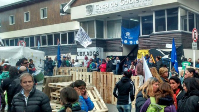 imagen Tierra del Fuego: 50 días de conflicto entre el gobierno y los gremios estatales