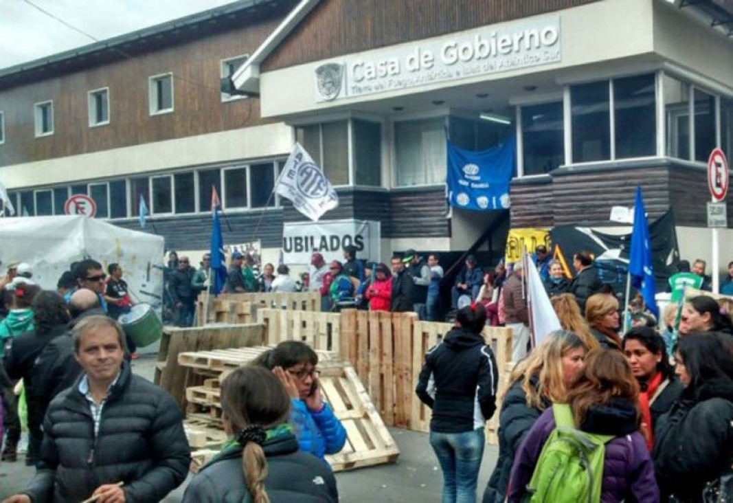 imagen Tierra del Fuego: 50 días de conflicto entre el gobierno y los gremios estatales