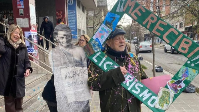 imagen La historia de un mendocino de 82 años que se recibió de licenciado en Turismo