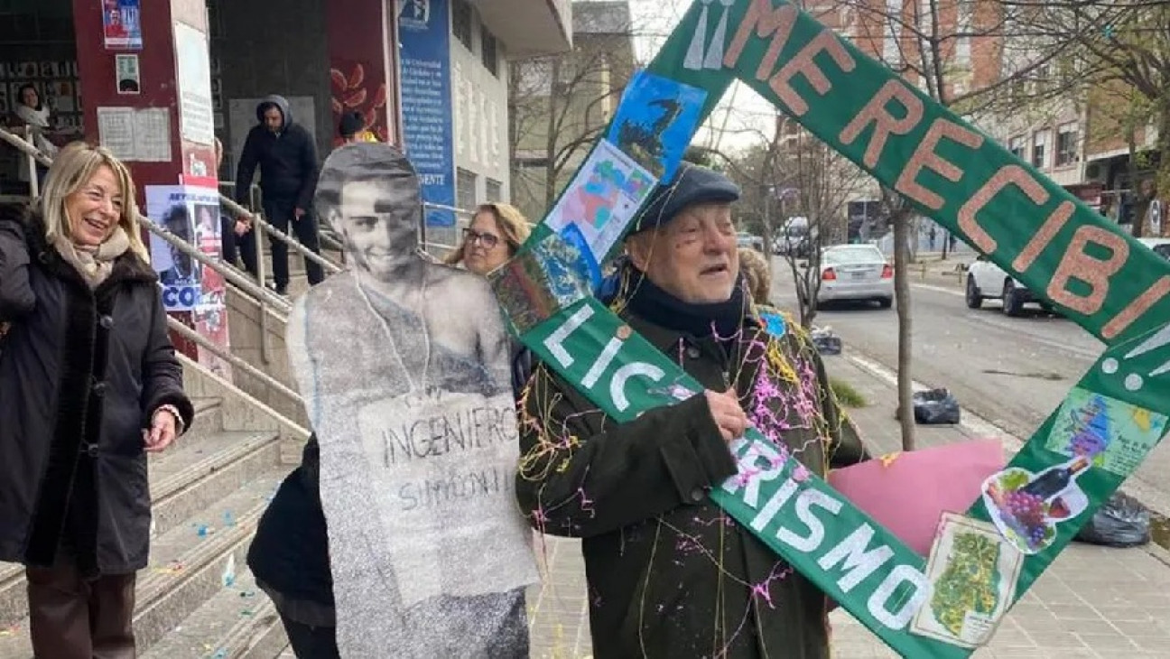 imagen La historia de un mendocino de 82 años que se recibió de licenciado en Turismo
