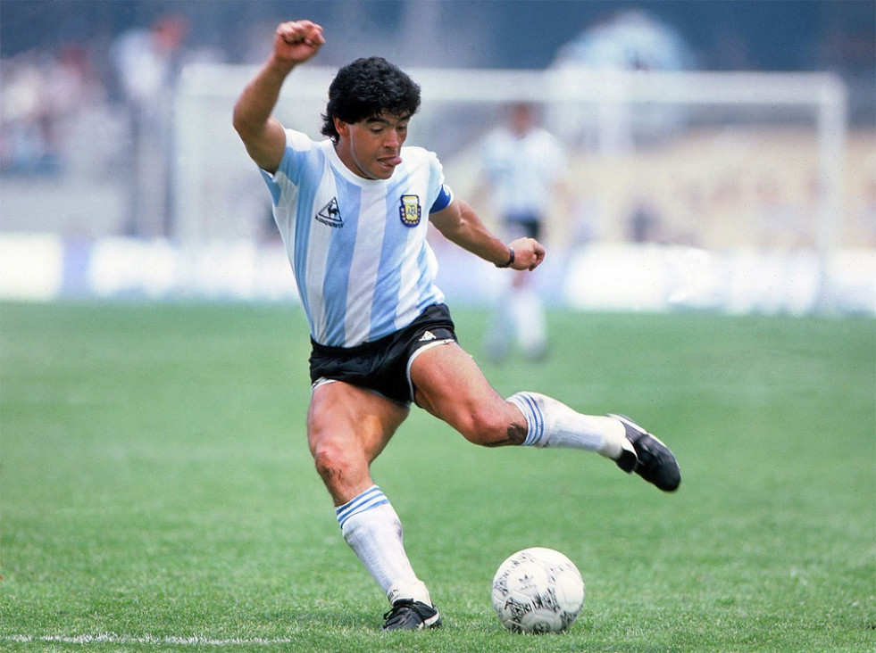 imagen La pelota siempre al Diez: el debut de Diego con los colores de Argentina