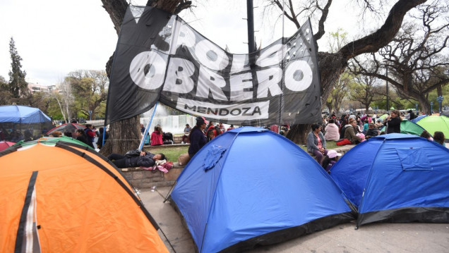 imagen Marcha y acampe en el microcentro mendocino por una "Navidad sin hambre"