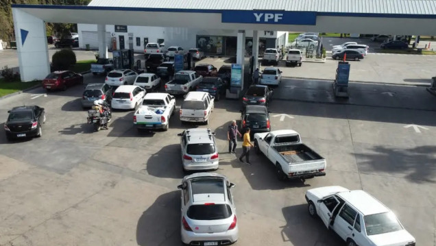 imagen Largas colas para cargar combustible en toda la provincia