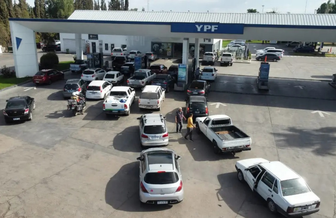 imagen Largas colas para cargar combustible en toda la provincia
