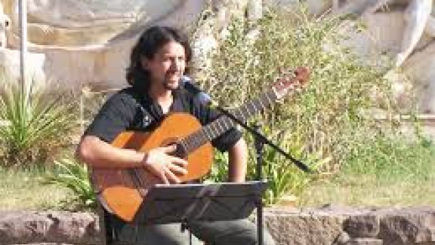 imagen Alejandro Sicardi canta en Música de Acá