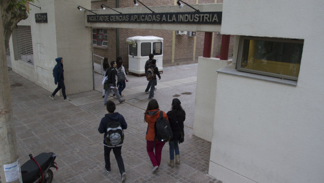 imagen Reclamo por incumbencias en la Facultad de Ciencias Aplicadas a la Industria