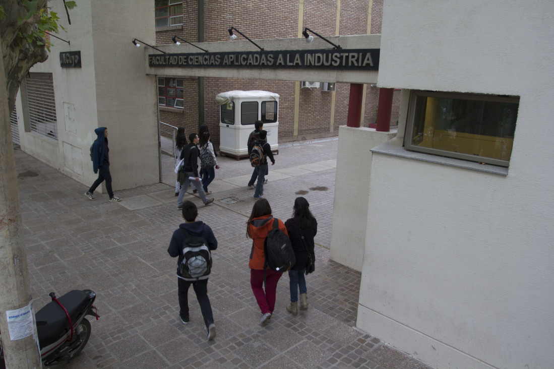 imagen Reclamo por incumbencias en la Facultad de Ciencias Aplicadas a la Industria