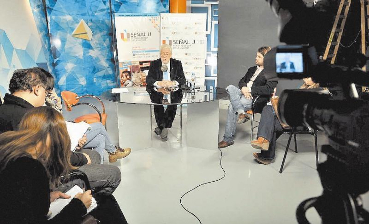 imagen El rector Arturo Somoza brindó una conferencia de prensa