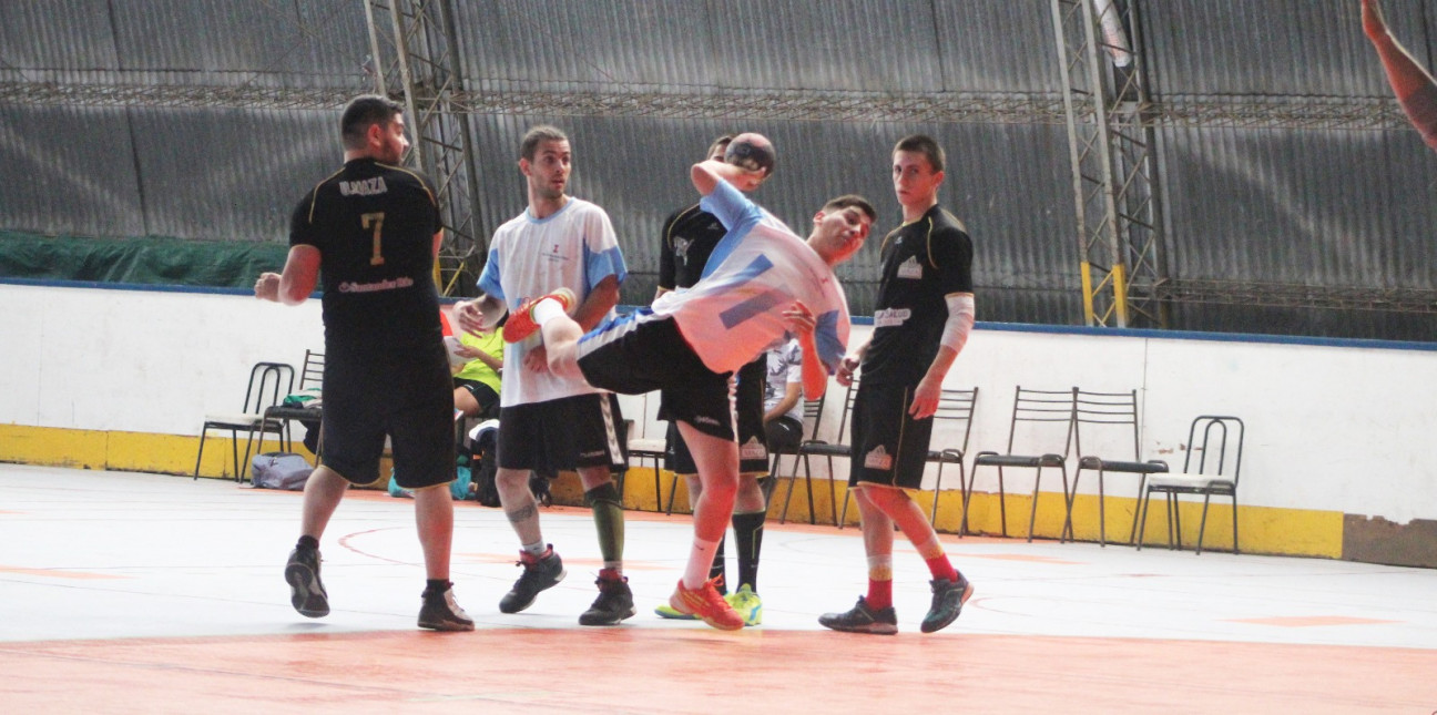 imagen BALONMANO MASCULINO: MAZA SE METIÓ EN LA FINAL