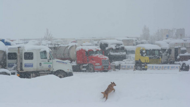 imagen Más de 800 camioneros varados en alta montaña