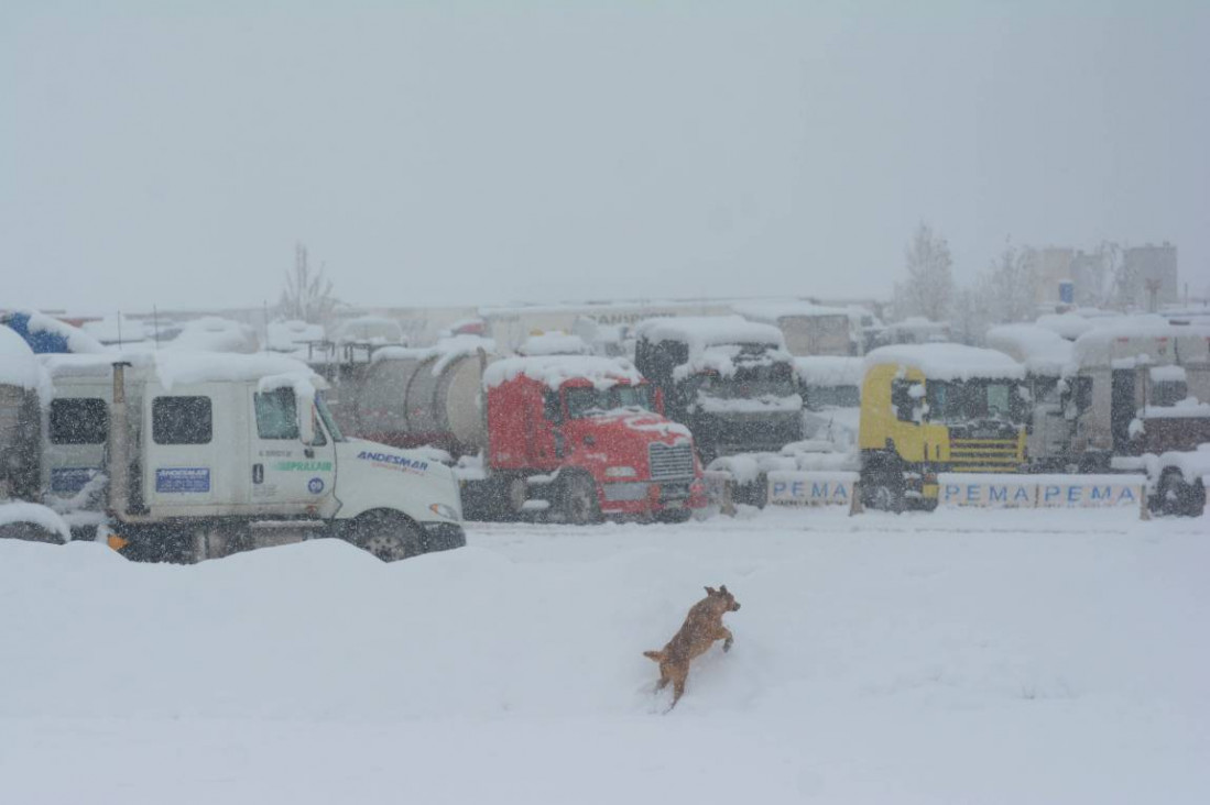 imagen Más de 800 camioneros varados en alta montaña