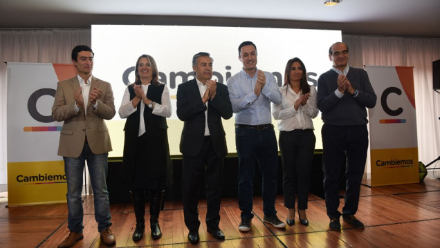 imagen Encuestas: "Hay un 65% de aprobación de la gestión de Cornejo"