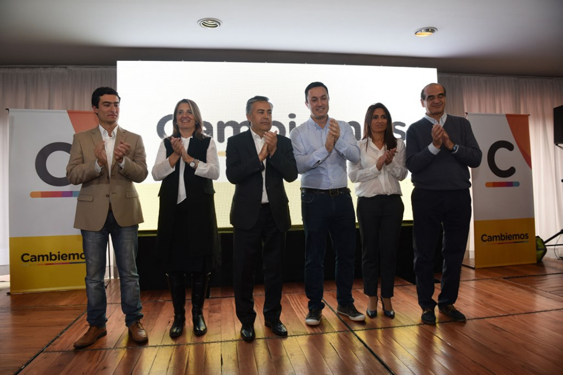 imagen Encuestas: "Hay un 65% de aprobación de la gestión de Cornejo"