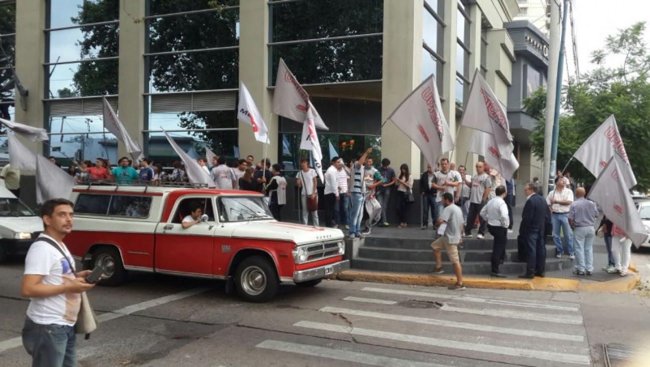 imagen Personal despedido del instituto de Juegos y Casinos se encadena en el edificio