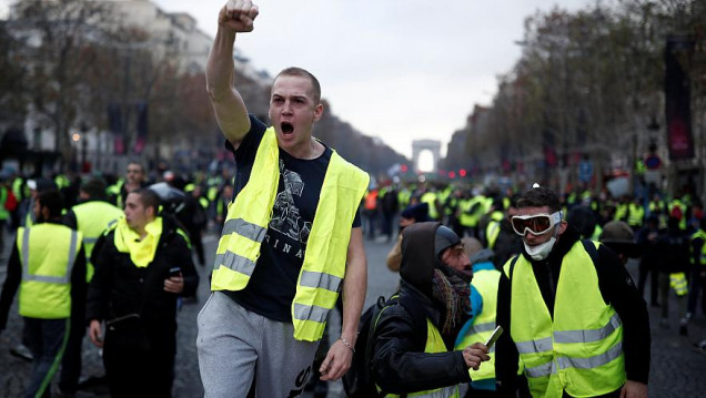 imagen Quiénes son los "chalecos amarillos" y qué le reclaman a Macron