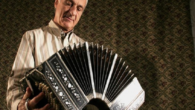 imagen Tango para fuelle y orquesta: Néstor Marconi junto a la OSUNCUYO