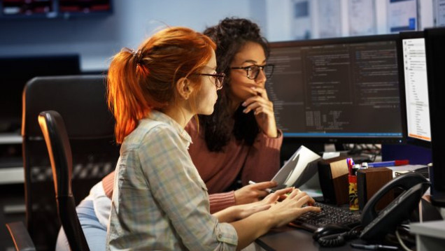 imagen Las mujeres y su relación con la tecnología: "Una no puede elegir lo que no ve"