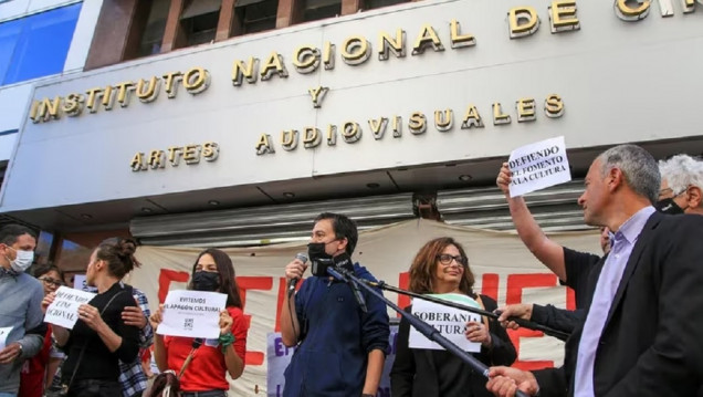 imagen Cineastas marcharon al INCAA para exigir impuestos a las plataformas