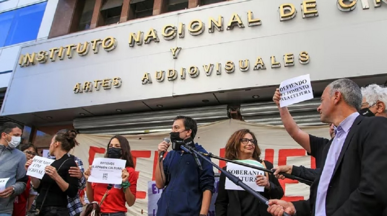 imagen Cineastas marcharon al INCAA para exigir impuestos a las plataformas