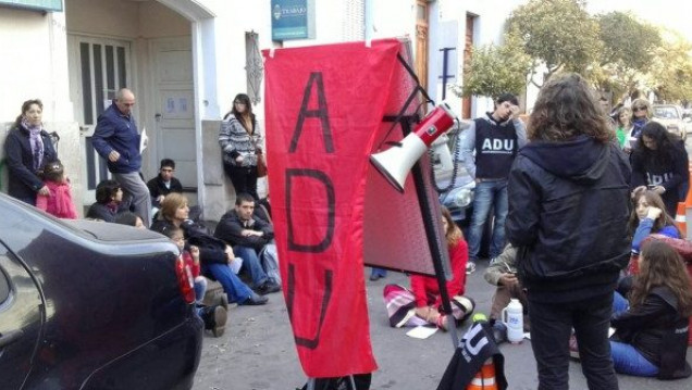 imagen Universidad Nacional de San Luis: "la toma es llevada por ADU y apoyada por estudiantes universitarios"