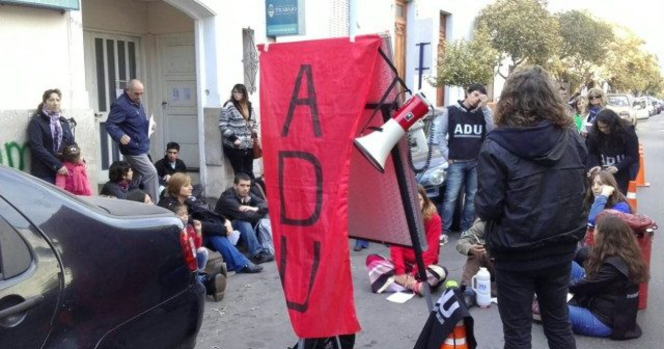 imagen Universidad Nacional de San Luis: "la toma es llevada por ADU y apoyada por estudiantes universitarios"