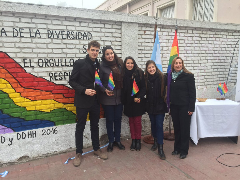 imagen "LO SIMBÓLICO ES QUE MUCHOS MUNICIPIOS VUELVAN A IZAR LA BANDERA DE LA DIVERSIDAD"