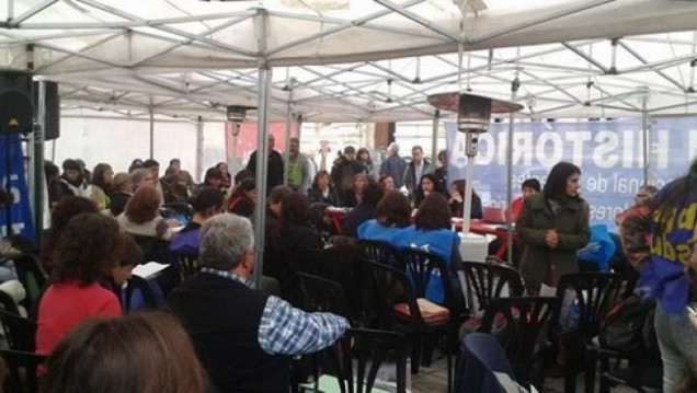 imagen Carpa de docentes universitarios frente al Congreso