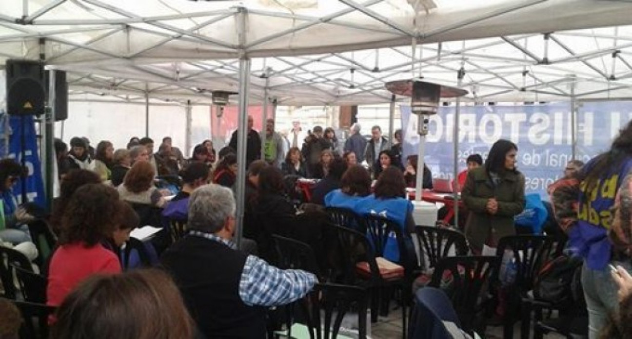imagen Carpa de docentes universitarios frente al Congreso