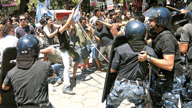 imagen   La policía reprimió en Córdoba una manifestación contra la suba del transporte