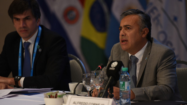 imagen Escuchá lo que dijeron Cornejo y empresarios en la apertura de la Cumbre