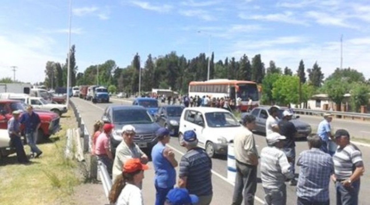 imagen Hierro Indio: Vecinos de Alvear realizaron cortes de ruta para protestar por la media sanción de la Legislatura.