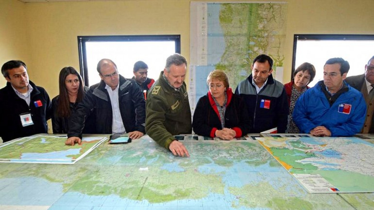imagen La presidenta Bachelet visitó la zona damnificada por la erupción del Calbuco