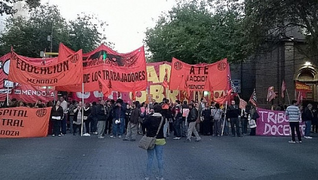 imagen Paro nacional en Mendoza: estatales y partidos de izquierda cortan calles céntricas