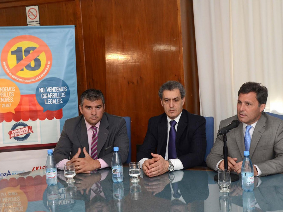 imagen "Los ministerios de salud tienen que estar lo más lejos posibles de las tabacaleras", subrayó el Dr. Alchapar