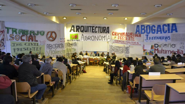 imagen Toma de la UNLaR: rector interino elegido en Asamblea Universitaria