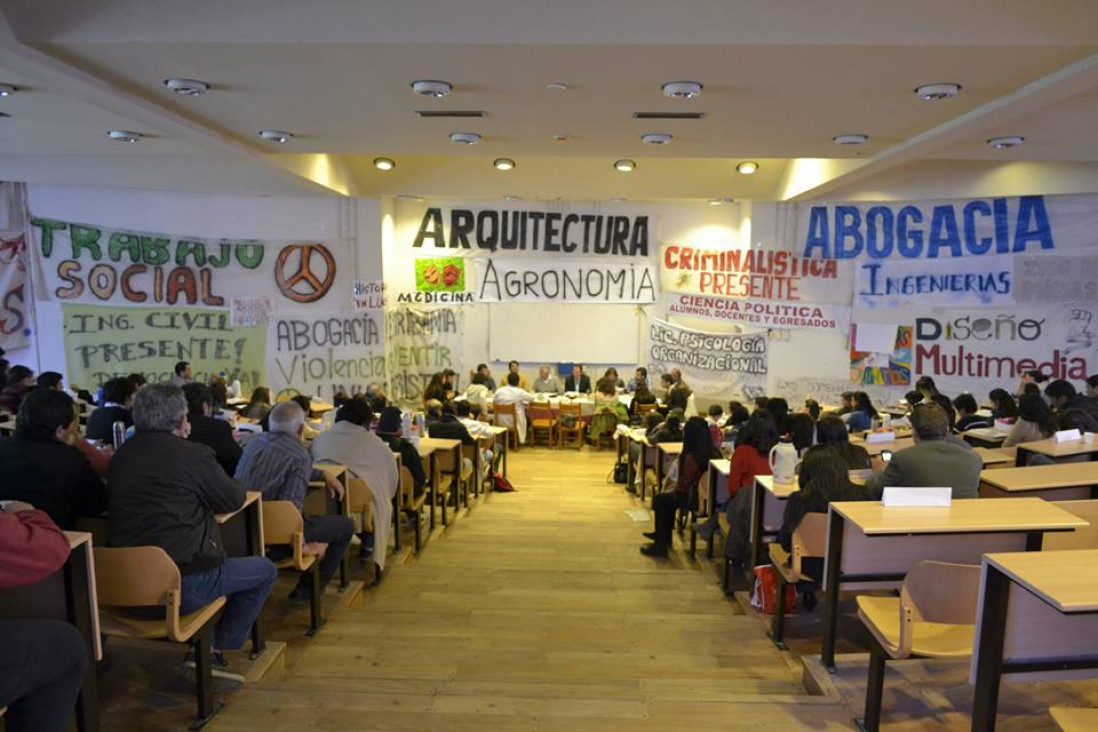 imagen Toma de la UNLaR: rector interino elegido en Asamblea Universitaria