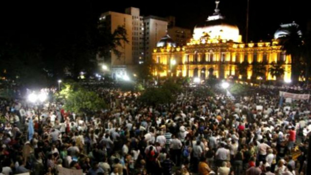 imagen Incidentes y represión tras lo comicios en Tucumán