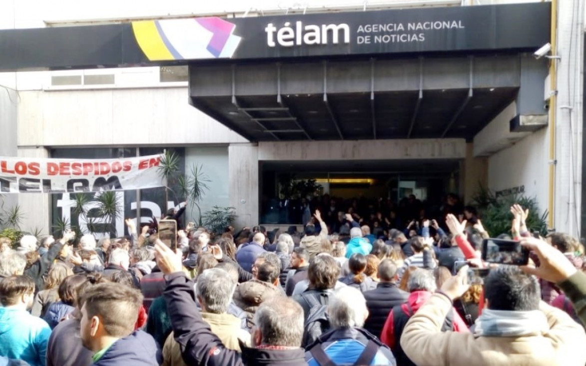 imagen Despidos en Télam: "Un día me dieron la bienvenida y al otro me echaron"