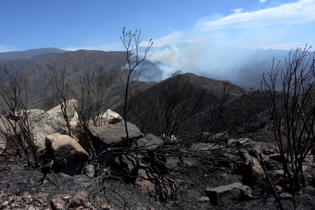 imagen Cerro Arco: los focos de incendio están activos, pero controlados