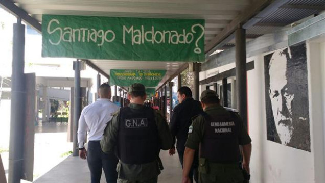 imagen Gendarmería entró a la Universidad Nacional de Rosario durante un acto por Maldonado