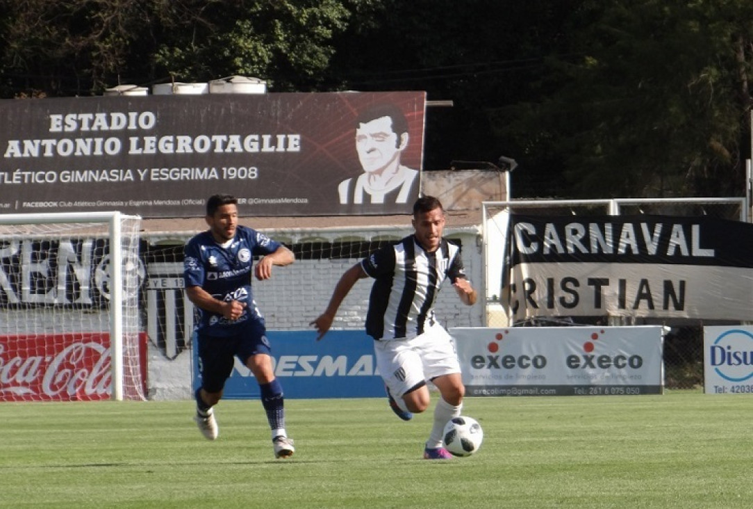 imagen Un hincha dentro de la cancha
